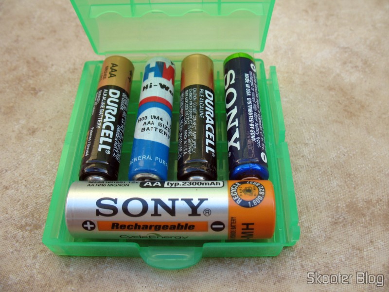Estojo para 4 pilhas AA (pacote com 3) (4 x AA Battery Case Holder (3-Pack)), com 4 pilhas AAA e uma AA Estojo para 4 pilhas AA (pacote com 3) (4 x AA Battery Case Holder (3-Pack)), com 4 pilhas AAA e uma AA