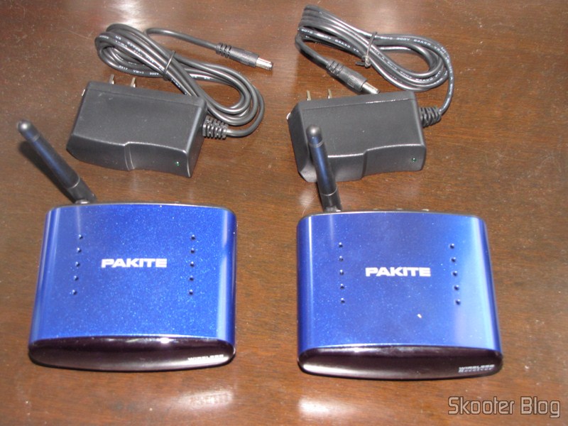 Transmissor, Receptor e Fontes de Alimentação do kit Transmissor/Receptor A/V Sem Fio com Extensor de Controle Remoto 5.8GHz Pakite PAT-530 Transmissor, Receptor e Fontes de Alimentação do kit Transmissor/Receptor A/V Sem Fio com Extensor de Controle Remoto 5.8GHz Pakite PAT-530