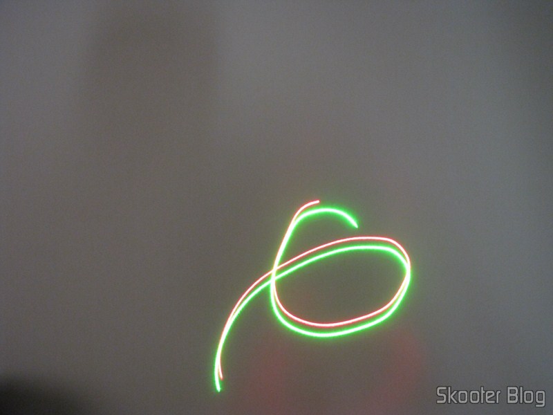 Luz verde e luz vermelha do Laser 2 em 1 Vermelho 650nm 5mW + Verde 532nm 5mW (2 pilhas AAA) (2-in-1 5mW 650nm Red + 5mW 532nm Green Laser Pen (2*AAA)) acionadas ao mesmo tempo Luz verde e luz vermelha do Laser 2 em 1 Vermelho 650nm 5mW + Verde 532nm 5mW (2 pilhas AAA) (2-in-1 5mW 650nm Red + 5mW 532nm Green Laser Pen (2*AAA)) acionadas ao mesmo tempo