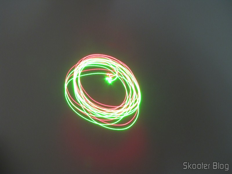 Luz verde e luz vermelha do Laser 2 em 1 Vermelho 650nm 5mW + Verde 532nm 5mW (2 pilhas AAA) (2-in-1 5mW 650nm Red + 5mW 532nm Green Laser Pen (2*AAA)) acionadas ao mesmo tempo Luz verde e luz vermelha do Laser 2 em 1 Vermelho 650nm 5mW + Verde 532nm 5mW (2 pilhas AAA) (2-in-1 5mW 650nm Red + 5mW 532nm Green Laser Pen (2*AAA)) acionadas ao mesmo tempo
