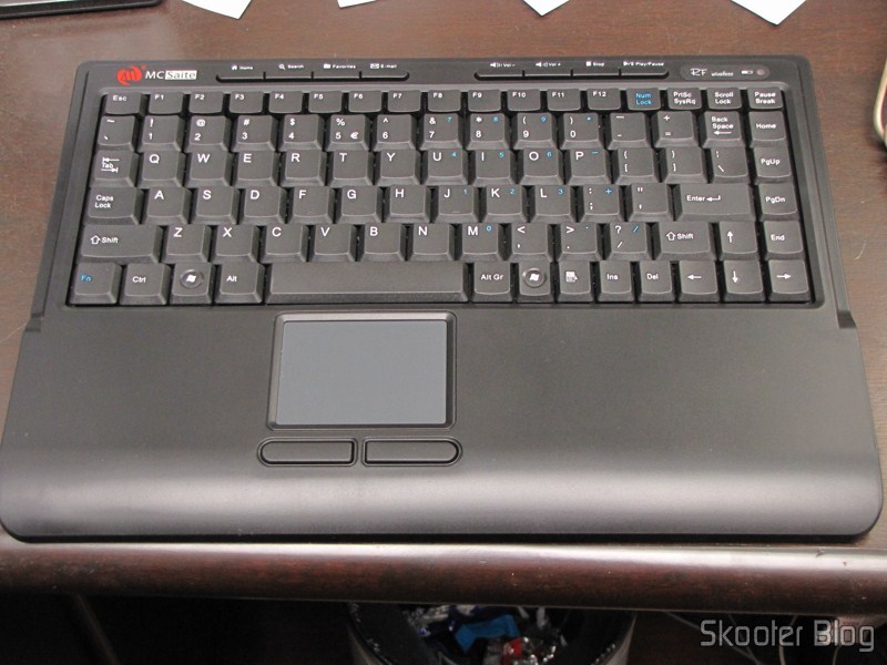 Teclado Sem Fio 2.4GHz Portátil com Touchpad & Receptor, MC Saite Genuíno, 800DPI e 88 teclas, 2 pilhas AAA (Genuine MC Saite 88-Key 800DPI Portable 2.4G Wireless Keyboard w/ Touchpad & Receiver (2*AAA)) Teclado Sem Fio 2.4GHz Portátil com Touchpad & Receptor, MC Saite Genuíno, 800DPI e 88 teclas, 2 pilhas AAA (Genuine MC Saite 88-Key 800DPI Portable 2.4G Wireless Keyboard w/ Touchpad & Receiver (2*AAA))