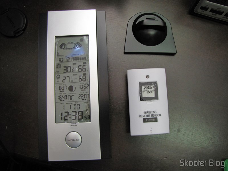 DealExtreme: Estação de Tempo com Barômetro, Sensor Remoto Sem Fio, LCD 5.3″ 9 em 1 TPW399 (2 x AA + 2 x AAA) (TPW399 9-in-1 5.3″ LCD Barometer Weather Station w/ Wireless Remote Sensor (2 x AA + 2 x AAA)) 7 Estação de Tempo com Barômetro, Sensor Remoto Sem Fio, LCD 5.3" 9 em 1 TPW399 (2 x AA + 2 x AAA) (TPW399 9-in-1 5.3" LCD Barometer Weather Station w/ Wireless Remote Sensor (2 x AA + 2 x AAA)): dispositivo interno, sensor externo e pé do dispositivo interno