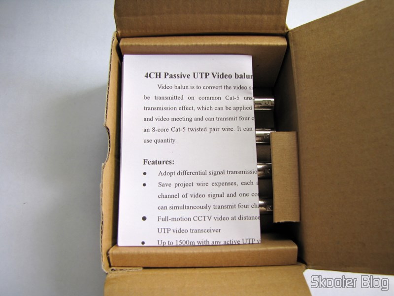 DealExtreme: Baluns Transceiver Passivo de 4 Canais de Vídeo (CCTV) via Par Trançado, máximo 330m (4-CH CCTV via Twisted Pair Passive Video Balun Transceiver (Max 330m)) 5 O primeiro Balun Transceiver Passivo de 4 Canais de Vídeo (CCTV) via Par Trançado, máximo 330m, em sua caixa