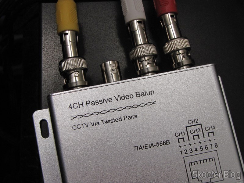 DealExtreme: Baluns Transceiver Passivo de 4 Canais de Vídeo (CCTV) via Par Trançado, máximo 330m (4-CH CCTV via Twisted Pair Passive Video Balun Transceiver (Max 330m)) 20 Balun Transceiver Passivo de 4 Canais de Vídeo (CCTV) via Par Trançado, máximo 330m conectado e sobre o decoder da Sky