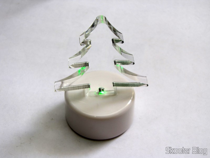 DailyShop: Árvore de Natal Acrílica Transparente com LED colorido (Christmas Tree Shaped Crystal Color LED Night Lamp Light) 6 Árvore de Natal Acrílica Transparente com LED colorido (Christmas Tree Shaped Crystal Color LED Night Lamp Light), em funcionamento
