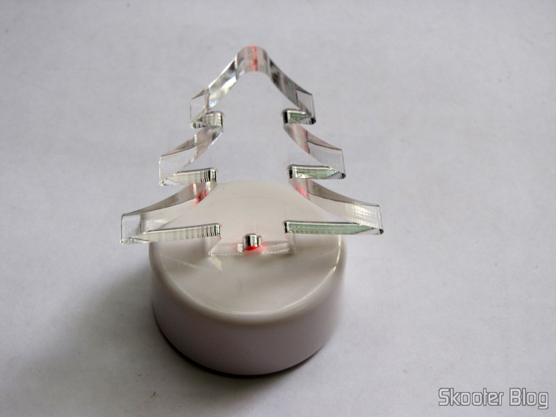 DailyShop: Árvore de Natal Acrílica Transparente com LED colorido (Christmas Tree Shaped Crystal Color LED Night Lamp Light) 7 Árvore de Natal Acrílica Transparente com LED colorido (Christmas Tree Shaped Crystal Color LED Night Lamp Light), em funcionamento