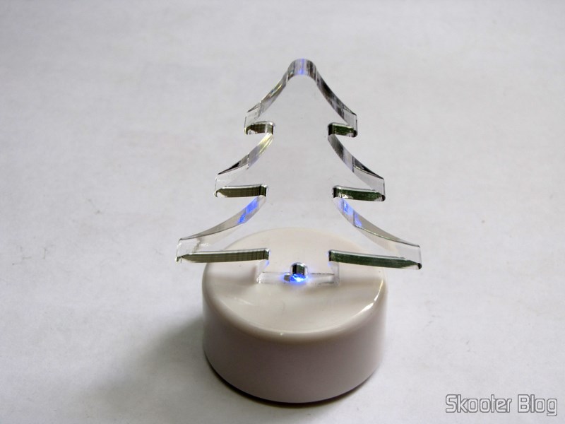 DailyShop: Árvore de Natal Acrílica Transparente com LED colorido (Christmas Tree Shaped Crystal Color LED Night Lamp Light) 8 Árvore de Natal Acrílica Transparente com LED colorido (Christmas Tree Shaped Crystal Color LED Night Lamp Light), em funcionamento
