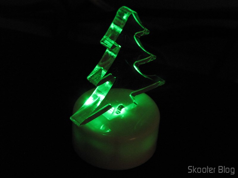 DailyShop: Árvore de Natal Acrílica Transparente com LED colorido (Christmas Tree Shaped Crystal Color LED Night Lamp Light) 9 Árvore de Natal Acrílica Transparente com LED colorido (Christmas Tree Shaped Crystal Color LED Night Lamp Light), em funcionamento