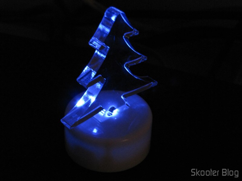 Árvore de Natal Acrílica Transparente com LED colorido (Christmas Tree Shaped Crystal Color LED Night Lamp Light), em funcionamento Árvore de Natal Acrílica Transparente com LED colorido (Christmas Tree Shaped Crystal Color LED Night Lamp Light), em funcionamento