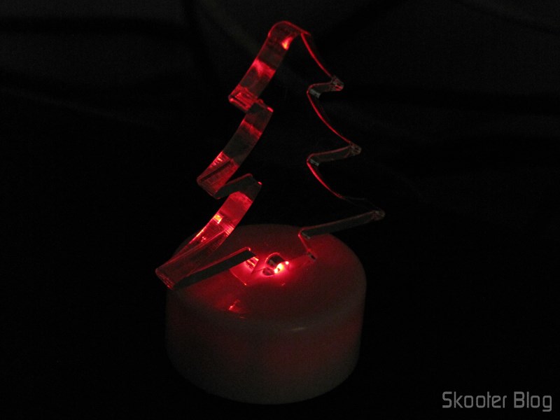 Árvore de Natal Acrílica Transparente com LED colorido (Christmas Tree Shaped Crystal Color LED Night Lamp Light), em funcionamento Árvore de Natal Acrílica Transparente com LED colorido (Christmas Tree Shaped Crystal Color LED Night Lamp Light), em funcionamento