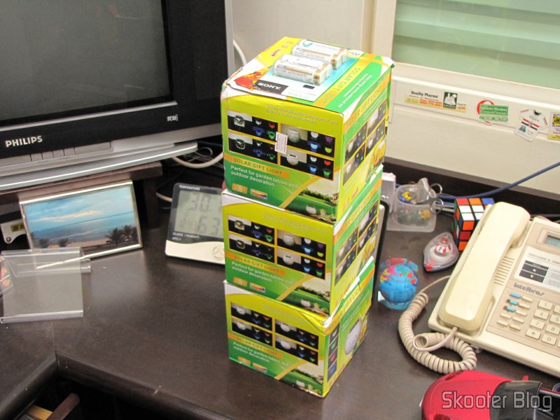 DealExtreme (DX): Pacote com 4 Baterias AA Recarregáveis NiMH 2100mAh Sony CycleEnergy Genuínas e 3 Lâmpadas Cerâmica Decorativa com Luz Multicolorida, Alimentada com Energia Solar, com Padrão de Folha de Maple, Branca 7 Pacote com 4 Baterias AA Recarregáveis NiMH 2100mAh Sony CycleEnergy Genuínas e 3 Lâmpadas Cerâmica Decorativa com Luz Multicolorida, Alimentada com Energia Solar, com Padrão de Folha de Maple, Branca