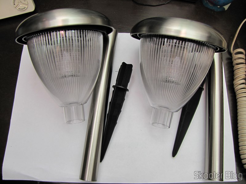 DealExtreme (DX): Duas Lâmpadas de Jardim de Aço Inoxidável com Luz de LED Branca Auto-Recarregável com Energia Solar (1*AA) 9 Duas Lâmpadas de Jardim de Aço Inoxidável com Luz de LED Branca Auto-Recarregável com Energia Solar (1*AA) (Stainless Steel Solar Powered Self-Recharged LED White Light Lawn Lamp (1*AA))