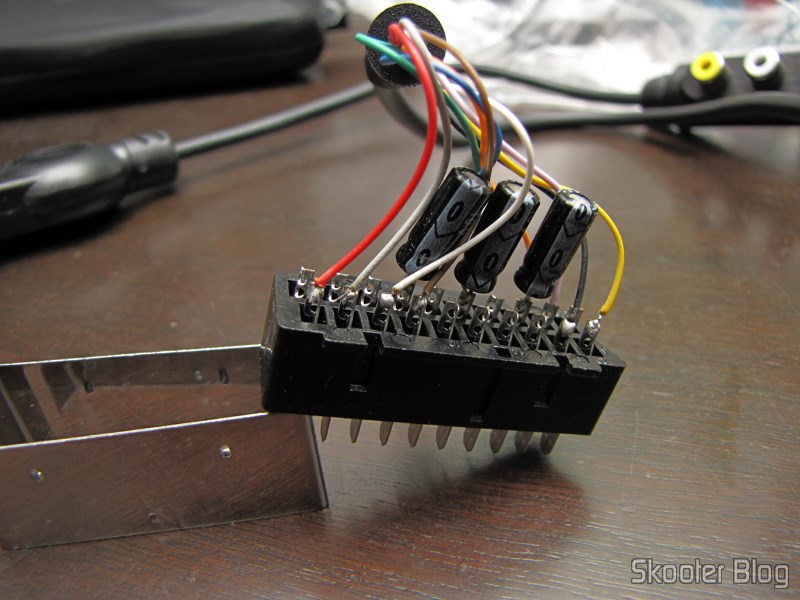 Play-Asia: Cabo SCART RGB para Playstation 1/2 com Áudio e Saída para Guncon (RGB Cable with Audio and Guncon output) 13 Cabo SCART RGB para Playstation 1/2 com Áudio e Saída para Guncon (RGB Cable with Audio and Guncon output), faltando o resistor entre os pinos 8 e 16