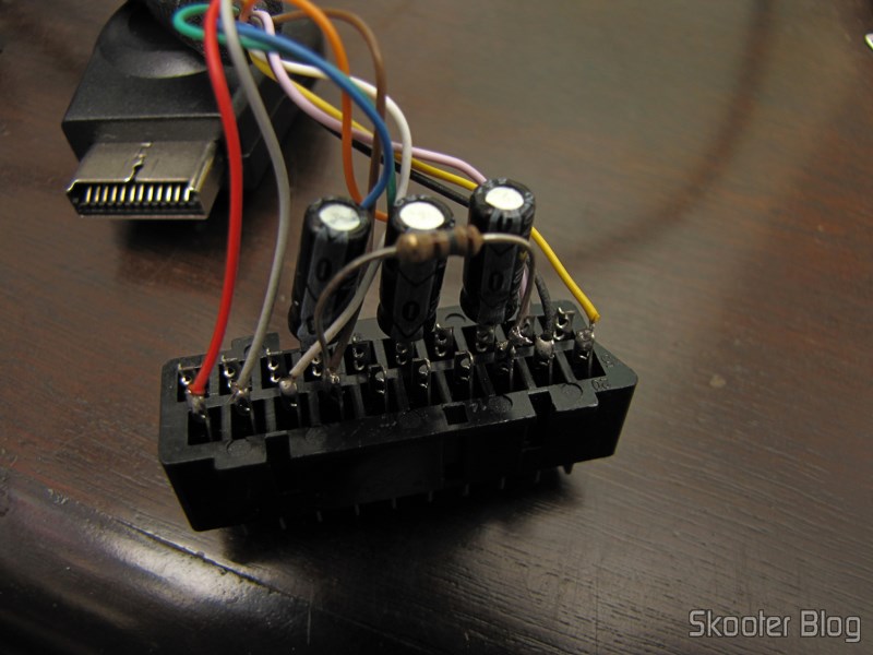 Play-Asia: Cabo SCART RGB para Playstation 1/2 com Áudio e Saída para Guncon (RGB Cable with Audio and Guncon output) 16 Cabo SCART RGB para Playstation 1/2 com Áudio e Saída para Guncon (RGB Cable with Audio and Guncon output), com o resistor de 180 ohms soldado entre os pinos 8 e 16