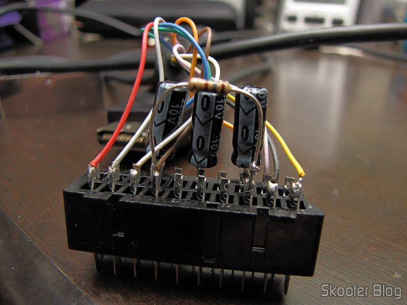 Play-Asia: Cabo SCART RGB para Playstation 1/2 com Áudio e Saída para Guncon (RGB Cable with Audio and Guncon output) 17 Cabo SCART RGB para Playstation 1/2 com Áudio e Saída para Guncon (RGB Cable with Audio and Guncon output), com o resistor de 180 ohms soldado entre os pinos 8 e 16