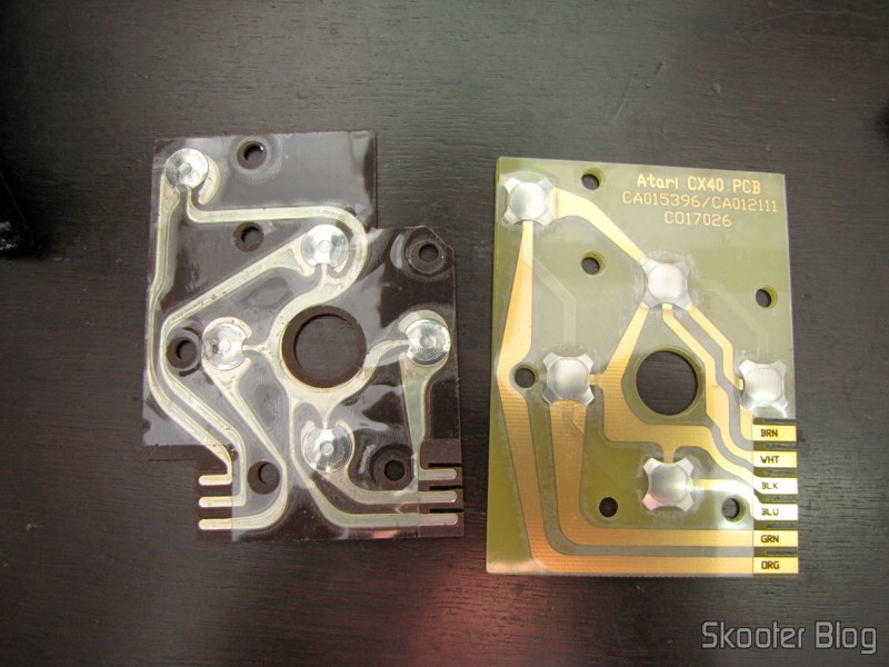 eBay: Kit de Reparo de Joysticks de Atari 2600 CX40 (ATARI 2600 JOYSTICK HEAVY DUTY GOLD REBUILD REPAIR KIT CX40 Refurbish New OEM) 11 A placa de circuitos original do joystick de Atari 2600 (à esquerda) e a placa do Kit de Reparo de Joysticks de Atari 2600 CX40 (à direita)