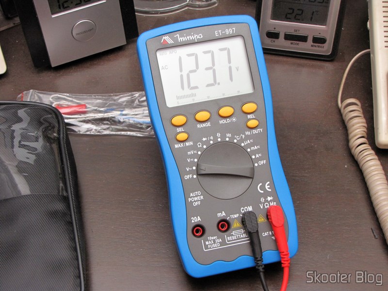 DealExtreme (DX): Multímetro Digital Minipa ET-997 com LCD de 3.0" (Tensão + Corrente + Resistência + Temperatura / 1*6F22) (ET-997 3.0" LCD Handheld Digital Multimeter (Voltage + Current + Resistance + Temperature / 1*6F22)) 20 Multímetro Digital Minipa ET-997 com LCD de 3.0" (Tensão + Corrente + Resistência + Temperatura / 1*6F22) (ET-997 3.0" LCD Handheld Digital Multimeter (Voltage + Current + Resistance + Temperature / 1*6F22)) medindo tensão