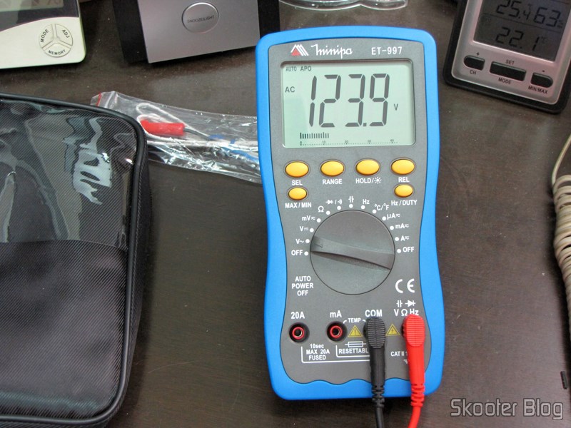 DealExtreme (DX): Multímetro Digital Minipa ET-997 com LCD de 3.0" (Tensão + Corrente + Resistência + Temperatura / 1*6F22) (ET-997 3.0" LCD Handheld Digital Multimeter (Voltage + Current + Resistance + Temperature / 1*6F22)) 21 Multímetro Digital Minipa ET-997 com LCD de 3.0" (Tensão + Corrente + Resistência + Temperatura / 1*6F22) (ET-997 3.0" LCD Handheld Digital Multimeter (Voltage + Current + Resistance + Temperature / 1*6F22)) medindo tensão