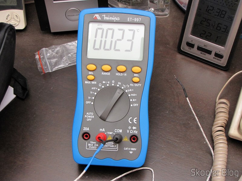 DealExtreme (DX): Multímetro Digital Minipa ET-997 com LCD de 3.0" (Tensão + Corrente + Resistência + Temperatura / 1*6F22) (ET-997 3.0" LCD Handheld Digital Multimeter (Voltage + Current + Resistance + Temperature / 1*6F22)) 22 Multímetro Digital Minipa ET-997 com LCD de 3.0" (Tensão + Corrente + Resistência + Temperatura / 1*6F22) (ET-997 3.0" LCD Handheld Digital Multimeter (Voltage + Current + Resistance + Temperature / 1*6F22)) medindo temperatura