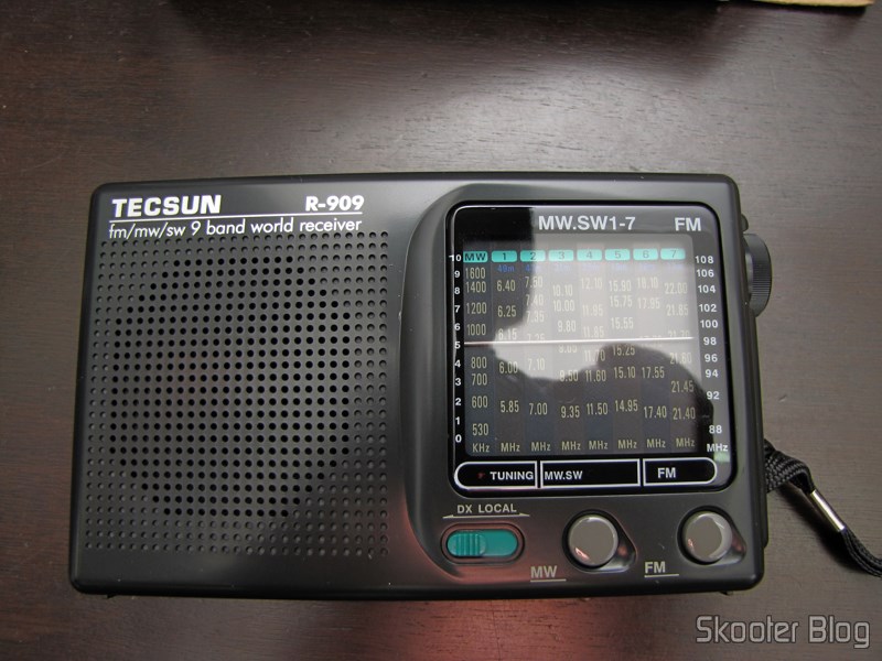 DealExtreme (DX): Rádio Portátil Tecsun R-909 Multibanda com 9 faixas FM / AM / SW (7 faixas de ondas curtas, 2 x AA) (TECSUN R-909 Portable FM / MW / SW Multiband AM / FM Radio Receiver – Black (2 x AA)) 8 Rádio Portátil Tecsun R-909 Multibanda com 9 faixas FM / AM / SW (7 faixas de ondas curtas, 2 x AA) (TECSUN R-909 Portable FM / MW / SW Multiband AM / FM Radio Receiver – Black (2 x AA))