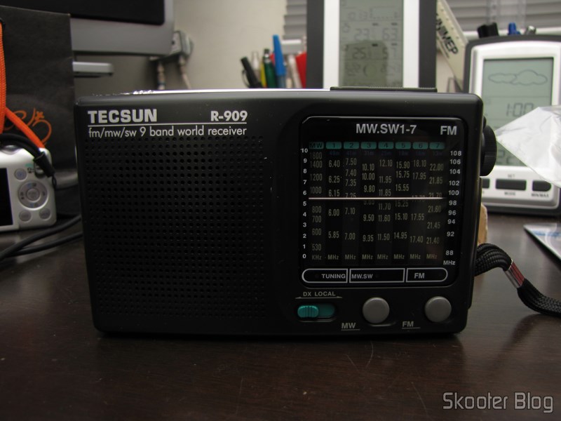 DealExtreme (DX): Rádio Portátil Tecsun R-909 Multibanda com 9 faixas FM / AM / SW (7 faixas de ondas curtas, 2 x AA) (TECSUN R-909 Portable FM / MW / SW Multiband AM / FM Radio Receiver – Black (2 x AA)) 9 Rádio Portátil Tecsun R-909 Multibanda com 9 faixas FM / AM / SW (7 faixas de ondas curtas, 2 x AA) (TECSUN R-909 Portable FM / MW / SW Multiband AM / FM Radio Receiver – Black (2 x AA))