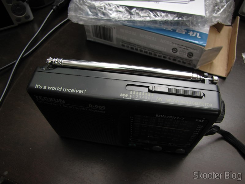 DealExtreme (DX): Rádio Portátil Tecsun R-909 Multibanda com 9 faixas FM / AM / SW (7 faixas de ondas curtas, 2 x AA) (TECSUN R-909 Portable FM / MW / SW Multiband AM / FM Radio Receiver – Black (2 x AA)) 10 Parte superior do Rádio Portátil Tecsun R-909 Multibanda com 9 faixas FM / AM / SW (7 faixas de ondas curtas, 2 x AA) (TECSUN R-909 Portable FM / MW / SW Multiband AM / FM Radio Receiver – Black (2 x AA))