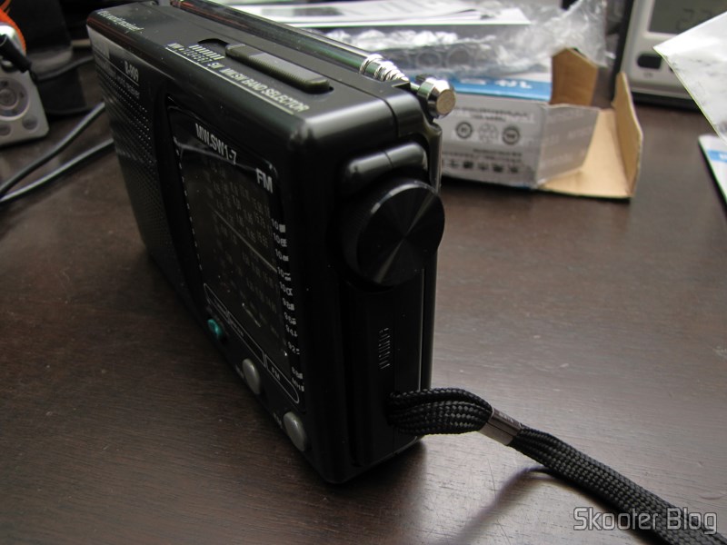 DealExtreme (DX): Rádio Portátil Tecsun R-909 Multibanda com 9 faixas FM / AM / SW (7 faixas de ondas curtas, 2 x AA) (TECSUN R-909 Portable FM / MW / SW Multiband AM / FM Radio Receiver – Black (2 x AA)) 11 Lateral Direita do Rádio Portátil Tecsun R-909 Multibanda com 9 faixas FM / AM / SW (7 faixas de ondas curtas, 2 x AA) (TECSUN R-909 Portable FM / MW / SW Multiband AM / FM Radio Receiver – Black (2 x AA))