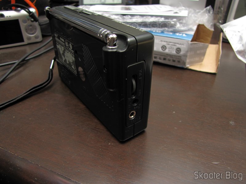 DealExtreme (DX): Rádio Portátil Tecsun R-909 Multibanda com 9 faixas FM / AM / SW (7 faixas de ondas curtas, 2 x AA) (TECSUN R-909 Portable FM / MW / SW Multiband AM / FM Radio Receiver – Black (2 x AA)) 12 Lateral Esquerda do Rádio Portátil Tecsun R-909 Multibanda com 9 faixas FM / AM / SW (7 faixas de ondas curtas, 2 x AA) (TECSUN R-909 Portable FM / MW / SW Multiband AM / FM Radio Receiver – Black (2 x AA))