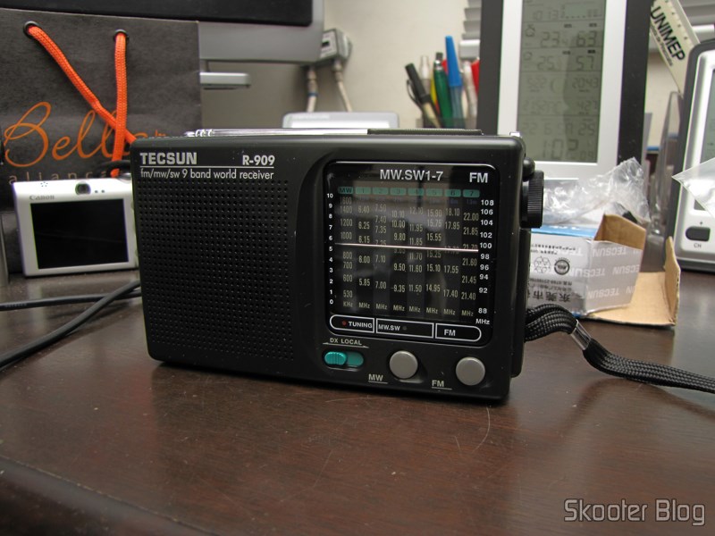 DealExtreme (DX): Rádio Portátil Tecsun R-909 Multibanda com 9 faixas FM / AM / SW (7 faixas de ondas curtas, 2 x AA) (TECSUN R-909 Portable FM / MW / SW Multiband AM / FM Radio Receiver – Black (2 x AA)) 14 Rádio Portátil Tecsun R-909 Multibanda com 9 faixas FM / AM / SW (7 faixas de ondas curtas, 2 x AA) (TECSUN R-909 Portable FM / MW / SW Multiband AM / FM Radio Receiver – Black (2 x AA))