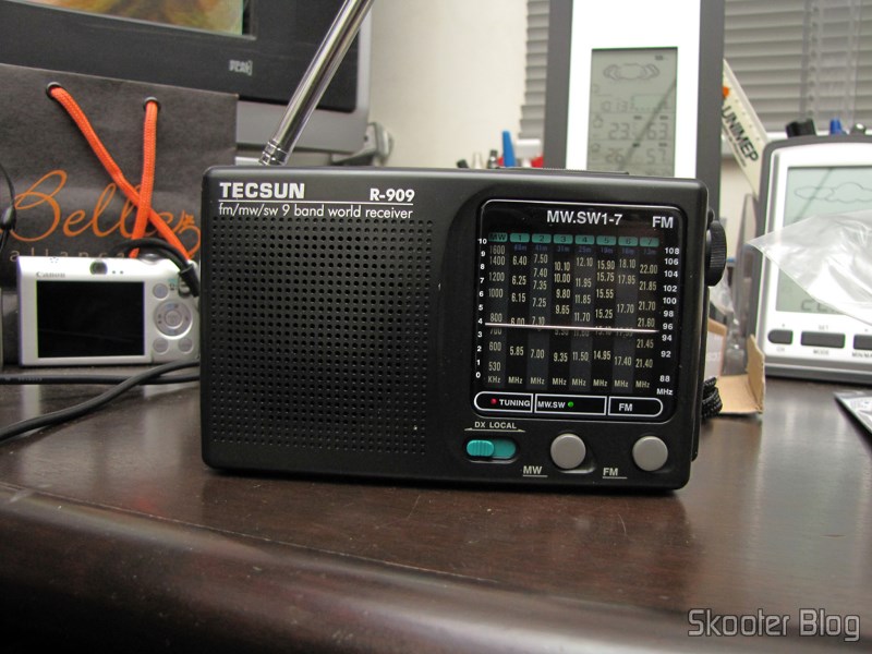 DealExtreme (DX): Rádio Portátil Tecsun R-909 Multibanda com 9 faixas FM / AM / SW (7 faixas de ondas curtas, 2 x AA) (TECSUN R-909 Portable FM / MW / SW Multiband AM / FM Radio Receiver – Black (2 x AA)) 16 Rádio Portátil Tecsun R-909 Multibanda com 9 faixas FM / AM / SW (7 faixas de ondas curtas, 2 x AA) (TECSUN R-909 Portable FM / MW / SW Multiband AM / FM Radio Receiver – Black (2 x AA))