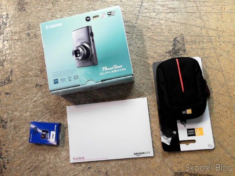Câmera Digital Canon PowerShot ELPH 330 HS 12.1 MP Wi-Fi CMOS Zoom Óptico 10X Lentes 24mm Video Full HD 1080p com cartão de memória 32GB, bolsa e bateria extra, em foto tirada pela Shipito