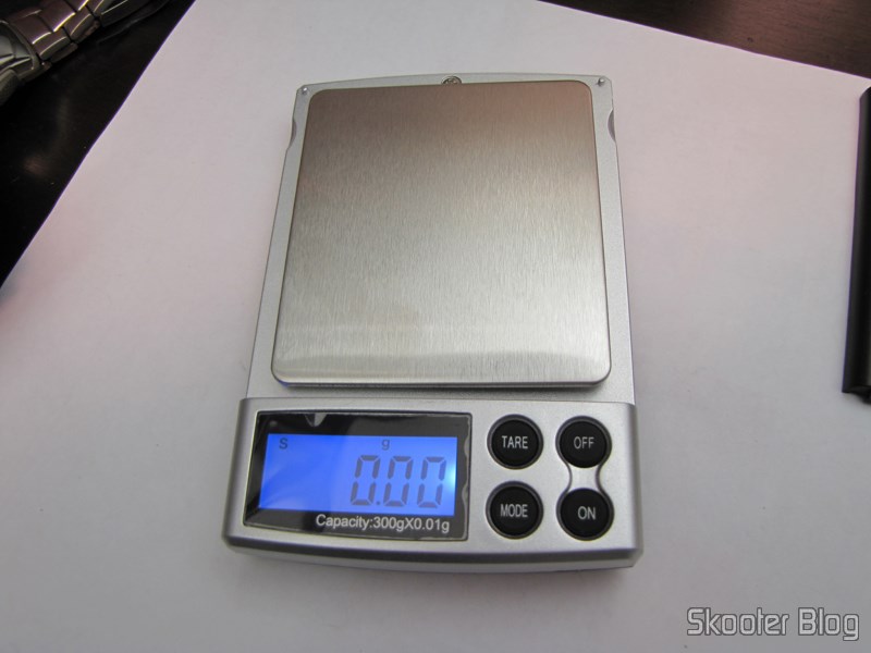 DealExtreme (DX): Balança de Precisão Digital de Bolso (Máximo 300g / Resolução 0.01g) (Precision Digital Pocket Scale (300g Max / 0.01g Resolution)) 13 Balança de Precisão Digital de Bolso (Máximo 300g / Resolução 0.01g) (Precision Digital Pocket Scale (300g Max / 0.01g Resolution)) ligada e sem carga