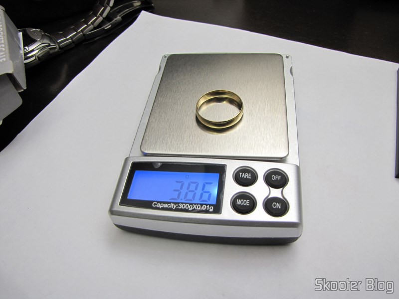 DealExtreme (DX): Balança de Precisão Digital de Bolso (Máximo 300g / Resolução 0.01g) (Precision Digital Pocket Scale (300g Max / 0.01g Resolution)) 14 Balança de Precisão Digital de Bolso (Máximo 300g / Resolução 0.01g) (Precision Digital Pocket Scale (300g Max / 0.01g Resolution)) pesando uma aliança de ouro