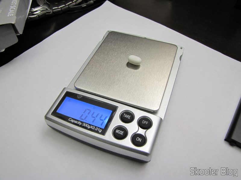 DealExtreme (DX): Balança de Precisão Digital de Bolso (Máximo 300g / Resolução 0.01g) (Precision Digital Pocket Scale (300g Max / 0.01g Resolution)) 17 Balança de Precisão Digital de Bolso (Máximo 300g / Resolução 0.01g) (Precision Digital Pocket Scale (300g Max / 0.01g Resolution)) pesando um Tic Tac