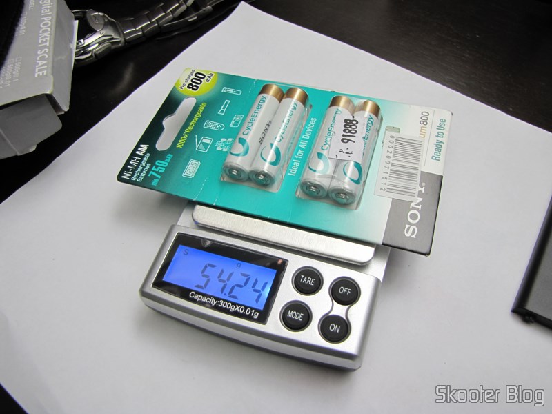 DealExtreme (DX): Balança de Precisão Digital de Bolso (Máximo 300g / Resolução 0.01g) (Precision Digital Pocket Scale (300g Max / 0.01g Resolution)) 18 Balança de Precisão Digital de Bolso (Máximo 300g / Resolução 0.01g) (Precision Digital Pocket Scale (300g Max / 0.01g Resolution)) pesando um pacote de pilhas AAA Sony NiMH