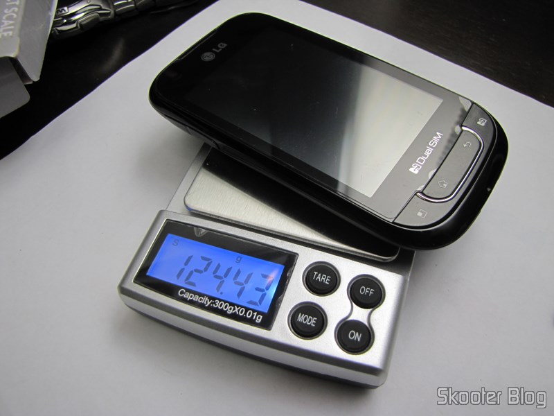 DealExtreme (DX): Balança de Precisão Digital de Bolso (Máximo 300g / Resolução 0.01g) (Precision Digital Pocket Scale (300g Max / 0.01g Resolution)) 20 Balança de Precisão Digital de Bolso (Máximo 300g / Resolução 0.01g) (Precision Digital Pocket Scale (300g Max / 0.01g Resolution)) pesando um celular LG P698