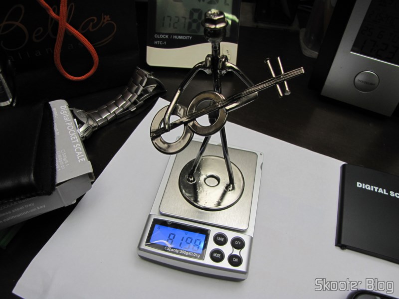 DealExtreme (DX): Balança de Precisão Digital de Bolso (Máximo 300g / Resolução 0.01g) (Precision Digital Pocket Scale (300g Max / 0.01g Resolution)) 21 Balança de Precisão Digital de Bolso (Máximo 300g / Resolução 0.01g) (Precision Digital Pocket Scale (300g Max / 0.01g Resolution)) pesando um enfeite de metal