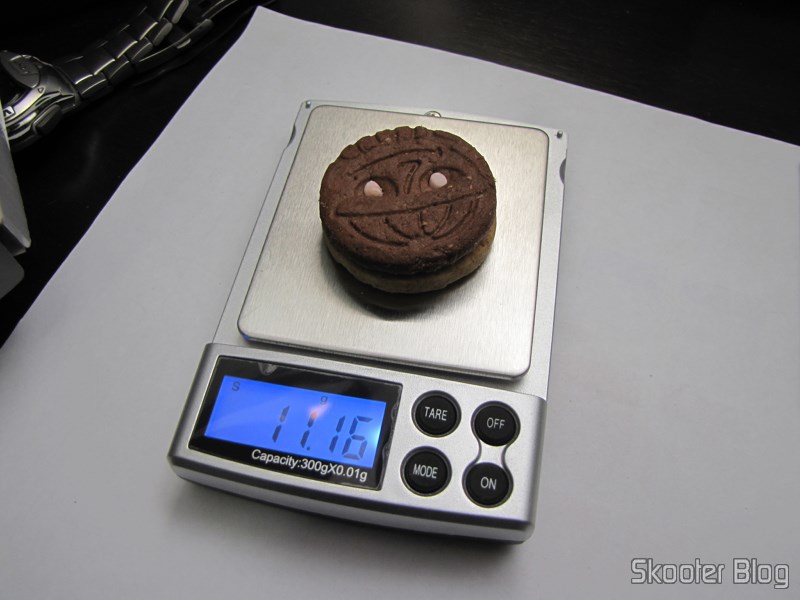 DealExtreme (DX): Balança de Precisão Digital de Bolso (Máximo 300g / Resolução 0.01g) (Precision Digital Pocket Scale (300g Max / 0.01g Resolution)) 23 Balança de Precisão Digital de Bolso (Máximo 300g / Resolução 0.01g) (Precision Digital Pocket Scale (300g Max / 0.01g Resolution)) pesando uma bolacha Trakinas (ou biscoito Trakinas pra vocês que não são paulistas :P)