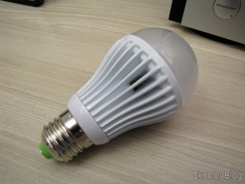 Lâmpada LED 9W Luz Branca 7000K 1100 lumens E27 COB LED (110~220V) (E27 9W 1100lm 7000K White Light COB 1-LED Bulb – White (110~220V))