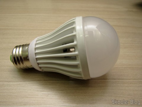 A Lâmpada LED 9W Luz Branca 7000K 1100 lumens E27 COB LED (110~220V) (E27 9W 1100lm 7000K White Light COB 1-LED Bulb – White (110~220V)) que veio com defeito. Curiosamente a tintura branca é mais amarelada que nas demais.