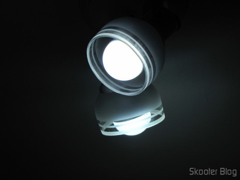 2 Lâmpadas LED 9W Luz Branca 7000K 1100 lumens E27 COB LED (110~220V) (E27 9W 1100lm 7000K White Light COB 1-LED Bulb – White (110~220V)) instaladas em uma luminária