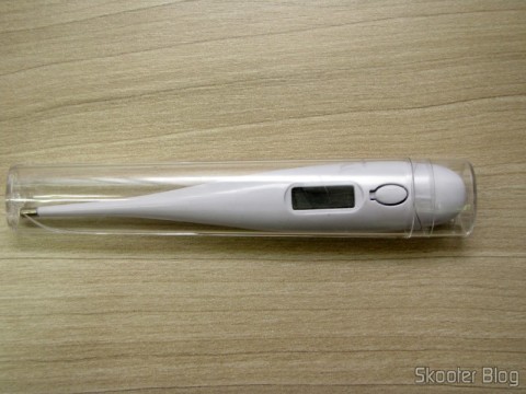 Termômetro Corporal Digital (32~42º C) (Body Temperature Thermometer (32~42′C)) em seu estojo