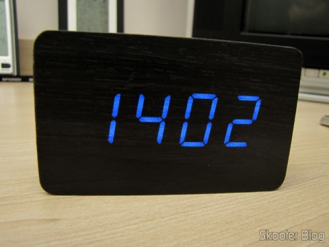 DealExtreme (DX): Relógio com Alarme Estilo Madeira c/ LED Azul e Temperatura (Wood Style Alarm Clock w/ Blue LED + Temperature – Black + Grey (4 x AAA/USB)) 11 Relógio com Alarme Estilo Madeira c/ LED Azul e Temperatura (Wood Style Alarm Clock w/ Blue LED + Temperature – Black + Grey (4 x AAA/USB)), em funcionamento