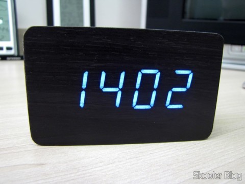 DealExtreme (DX): Relógio com Alarme Estilo Madeira c/ LED Azul e Temperatura (Wood Style Alarm Clock w/ Blue LED + Temperature – Black + Grey (4 x AAA/USB)) 13 Relógio com Alarme Estilo Madeira c/ LED Azul e Temperatura (Wood Style Alarm Clock w/ Blue LED + Temperature – Black + Grey (4 x AAA/USB)), em funcionamento, mostrando as horas