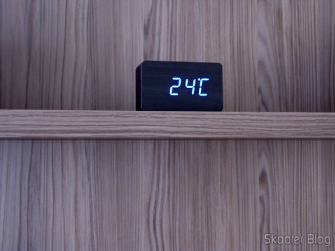 DealExtreme (DX): Relógio com Alarme Estilo Madeira c/ LED Azul e Temperatura (Wood Style Alarm Clock w/ Blue LED + Temperature – Black + Grey (4 x AAA/USB)) 16 Relógio com Alarme Estilo Madeira c/ LED Azul e Temperatura (Wood Style Alarm Clock w/ Blue LED + Temperature – Black + Grey (4 x AAA/USB)), em funcionamento, mostrando a temperatura