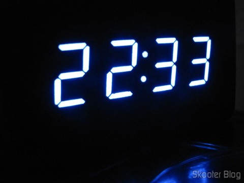 DealExtreme (DX): Relógio com Alarme Estilo Madeira c/ LED Azul e Temperatura (Wood Style Alarm Clock w/ Blue LED + Temperature – Black + Grey (4 x AAA/USB)) 17 Relógio com Alarme Estilo Madeira c/ LED Azul e Temperatura (Wood Style Alarm Clock w/ Blue LED + Temperature – Black + Grey (4 x AAA/USB)), em funcionamento na escuridão total