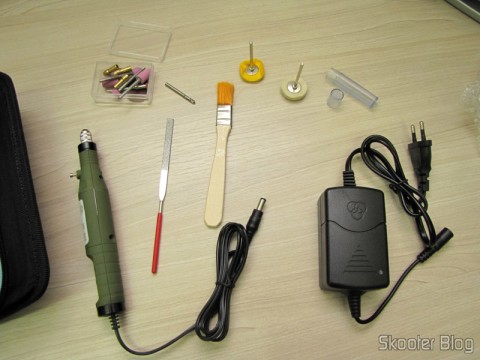 Mini Furadeira / Amolador Elétrico WLXY WL-800 (WLXY WL-800 Electric Drill / Grinder Set) e acessórios