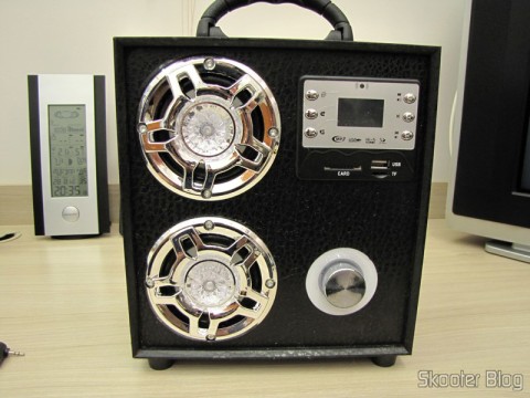 DealExtreme (DX): MP3 Player com Alto-Falante HY-F3 com Tela de 1.3", Bateria Recarregável, Luz Colorida Piscante, Rádio FM, slots SD, TF e USB (Rechargeable 1.3" Screen MP3 Player Music Speaker w/ Colorful Flashing Light / FM / SD / TF / USB) 11 MP3 Player com Alto-Falante HY-F3 com Tela de 1.3", Bateria Recarregável, Luz Colorida Piscante, Rádio FM, slots SD, TF e USB (Rechargeable 1.3" Screen MP3 Player Music Speaker w/ Colorful Flashing Light / FM / SD / TF / USB)