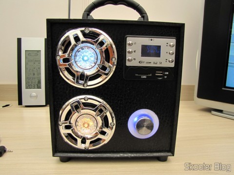 DealExtreme (DX): MP3 Player com Alto-Falante HY-F3 com Tela de 1.3", Bateria Recarregável, Luz Colorida Piscante, Rádio FM, slots SD, TF e USB (Rechargeable 1.3" Screen MP3 Player Music Speaker w/ Colorful Flashing Light / FM / SD / TF / USB) 15 MP3 Player com Alto-Falante HY-F3 com Tela de 1.3", Bateria Recarregável, Luz Colorida Piscante, Rádio FM, slots SD, TF e USB (Rechargeable 1.3" Screen MP3 Player Music Speaker w/ Colorful Flashing Light / FM / SD / TF / USB) em funcionamento