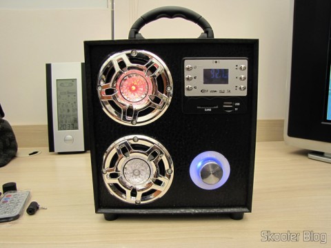 DealExtreme (DX): MP3 Player com Alto-Falante HY-F3 com Tela de 1.3", Bateria Recarregável, Luz Colorida Piscante, Rádio FM, slots SD, TF e USB (Rechargeable 1.3" Screen MP3 Player Music Speaker w/ Colorful Flashing Light / FM / SD / TF / USB) 16 MP3 Player com Alto-Falante HY-F3 com Tela de 1.3", Bateria Recarregável, Luz Colorida Piscante, Rádio FM, slots SD, TF e USB (Rechargeable 1.3" Screen MP3 Player Music Speaker w/ Colorful Flashing Light / FM / SD / TF / USB) em funcionamento